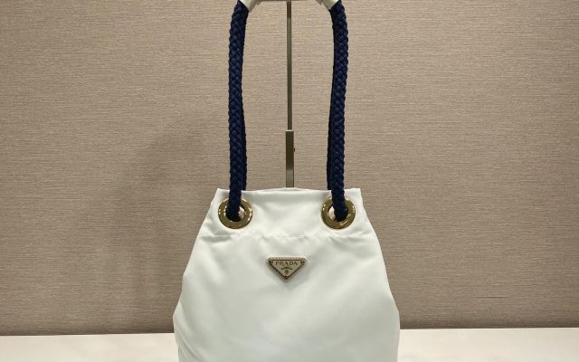 プラダ バッグ ホワイト×ネイビー バスケットバッグ 1色入