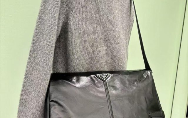 PRADA プラダ メンズ ショルダーバッグ 黒 1色入