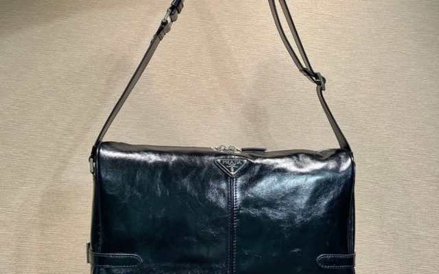 PRADA メンズ ミディアム ショルダーバッグ 黒 1色入