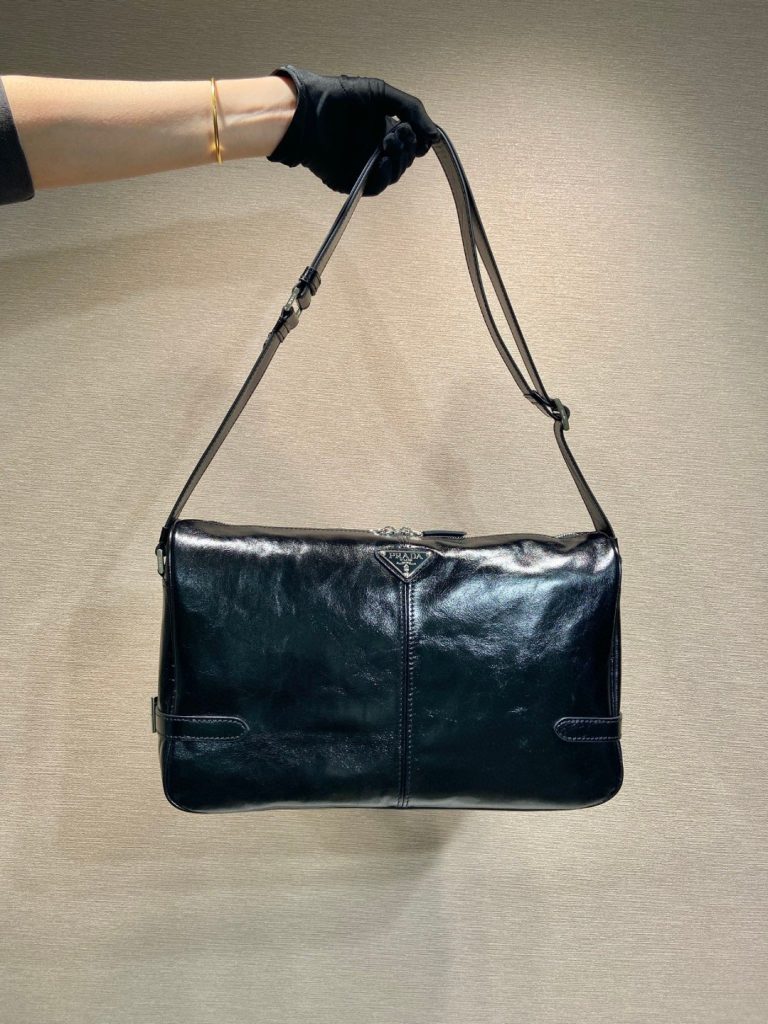 PRADA メンズ ミディアム ショルダーバッグ 黒 1色入