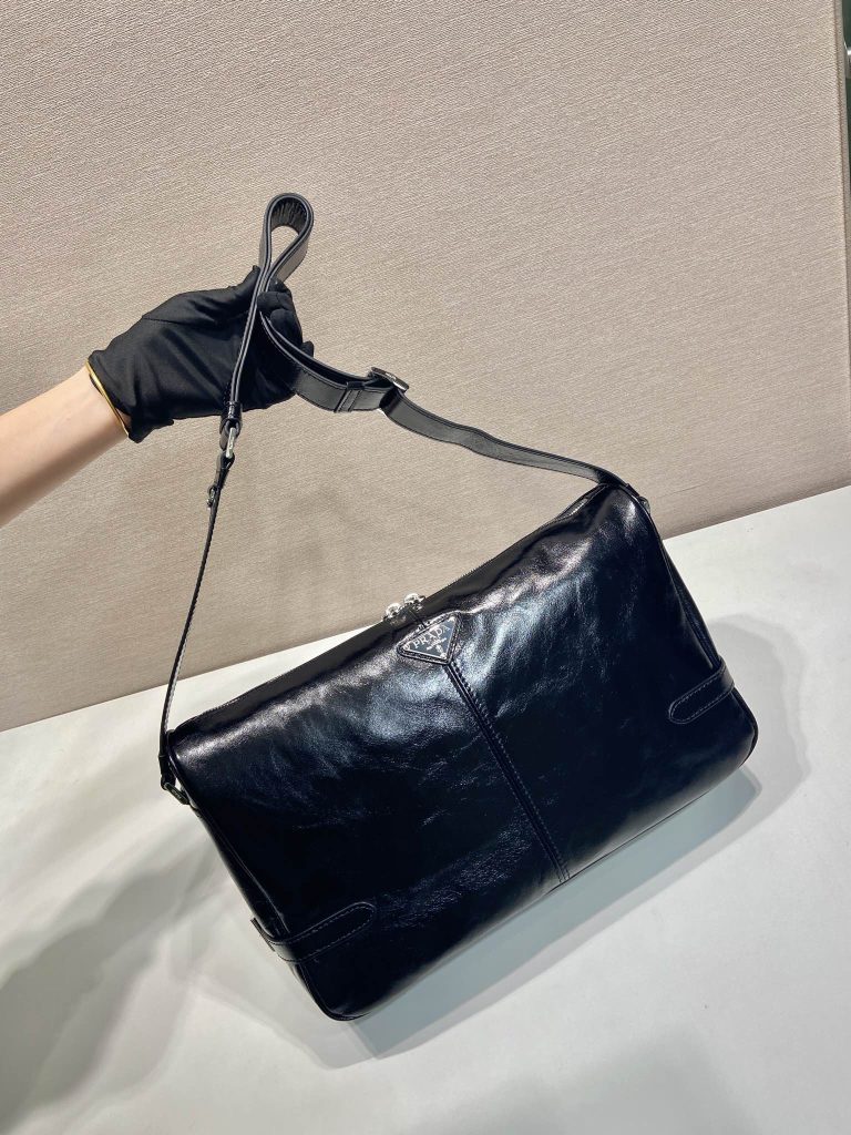 PRADA メンズ ミディアム ショルダーバッグ 黒 1色入 - 画像 2