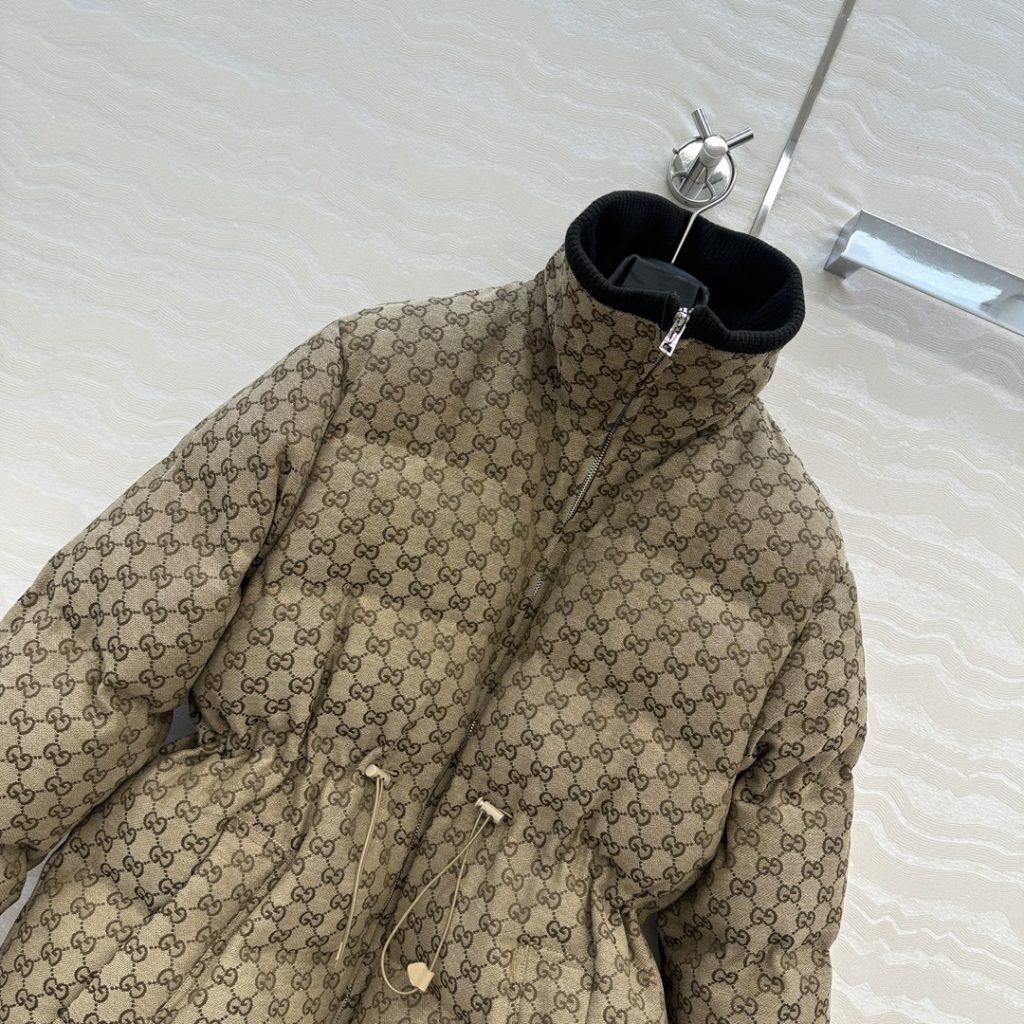 GUCCI 560 オーバーサイズ サイドゴム ロゴ柄 ダウンジャケット ベージュ - 画像 2