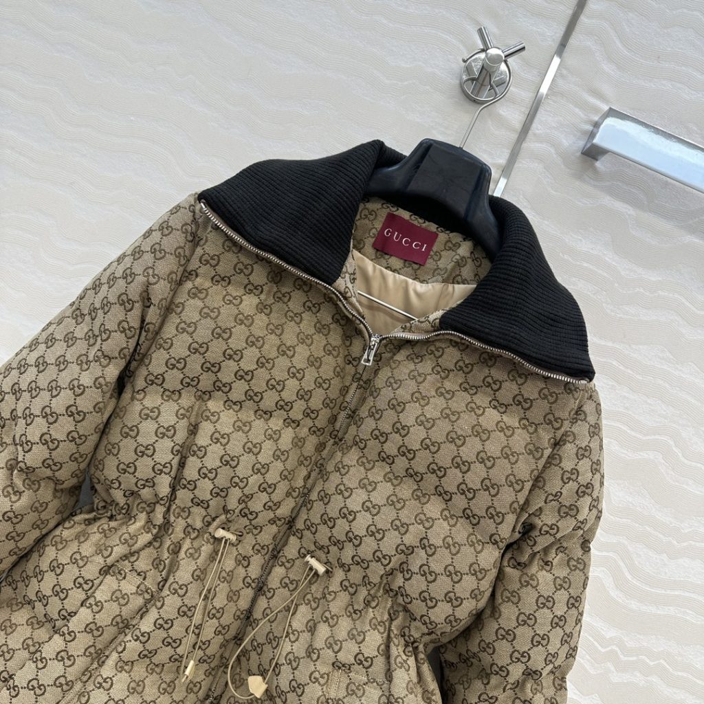 GUCCI 560 オーバーサイズ サイドゴム ロゴ柄 ダウンジャケット ベージュ - 画像 3