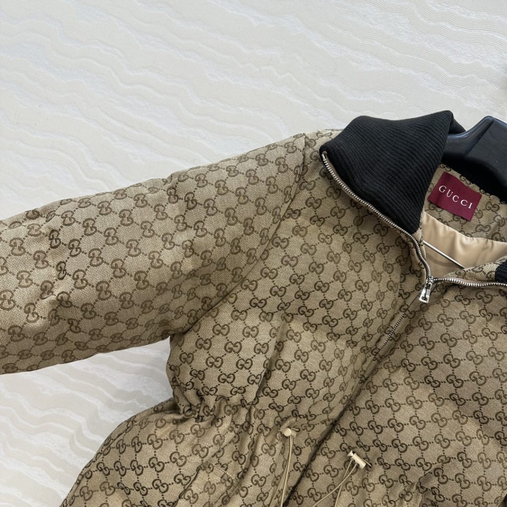 GUCCI 560 オーバーサイズ サイドゴム ロゴ柄 ダウンジャケット ベージュ - 画像 4