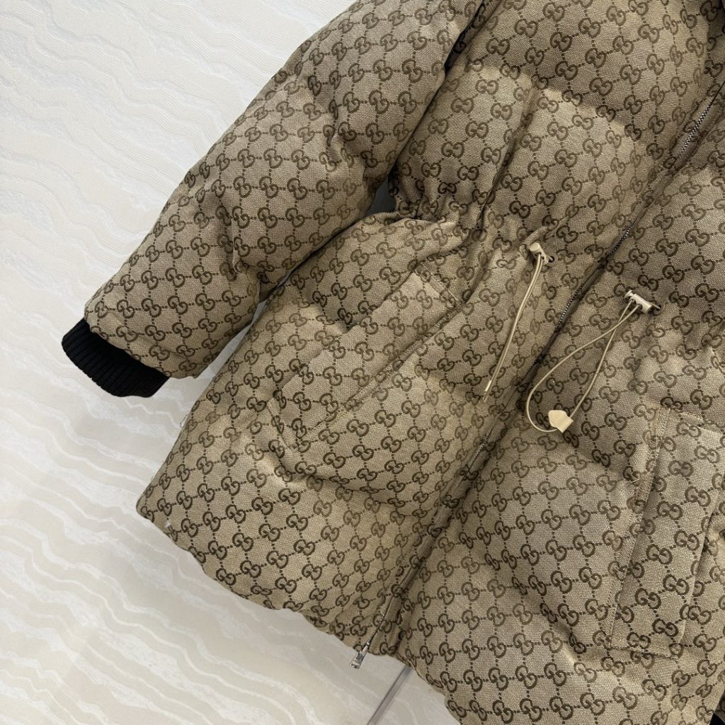 GUCCI 560 オーバーサイズ サイドゴム ロゴ柄 ダウンジャケット ベージュ - 画像 5