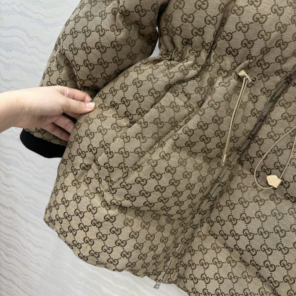 GUCCI 560 オーバーサイズ サイドゴム ロゴ柄 ダウンジャケット ベージュ - 画像 6