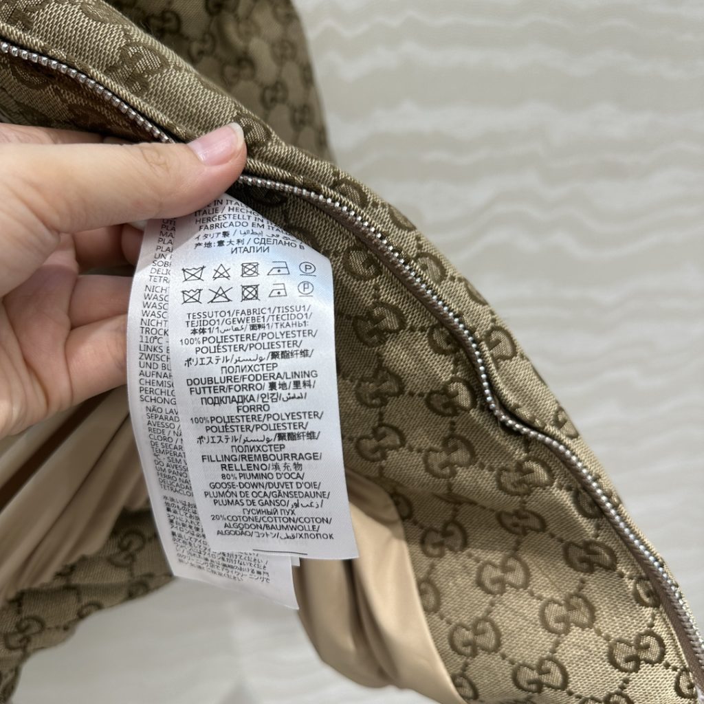 GUCCI 560 オーバーサイズ サイドゴム ロゴ柄 ダウンジャケット ベージュ - 画像 8