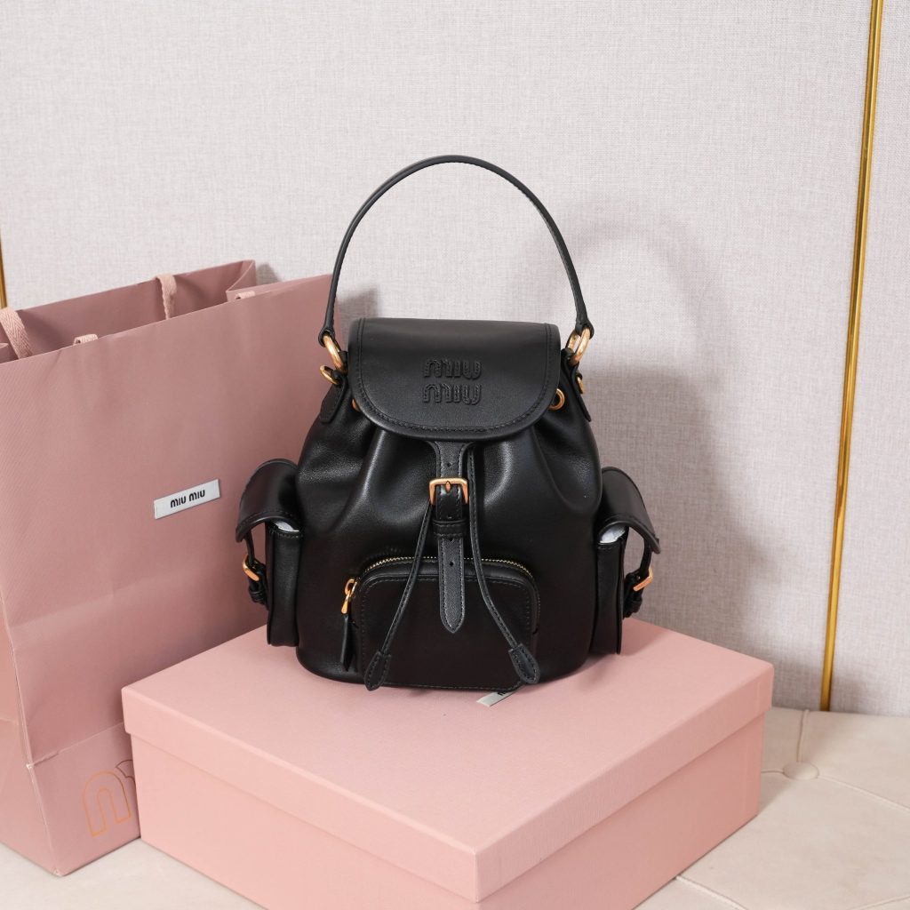 Miu Miu バッグ レザー ミニバックパック 黒 コンパクト 軽量 水加工 - 画像 2