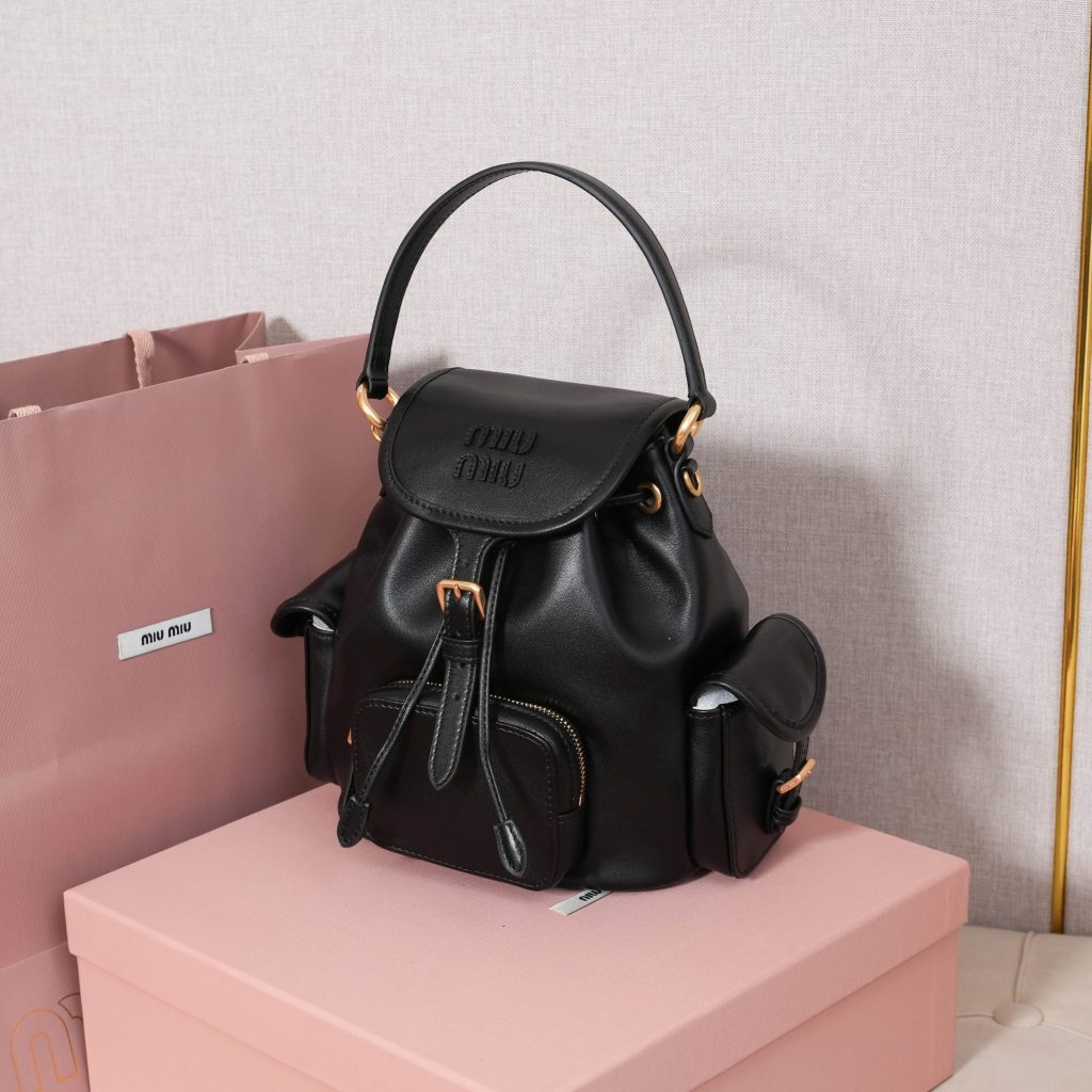 Miu Miu バッグ レザー ミニバックパック 黒 コンパクト 軽量 水加工 - 画像 3