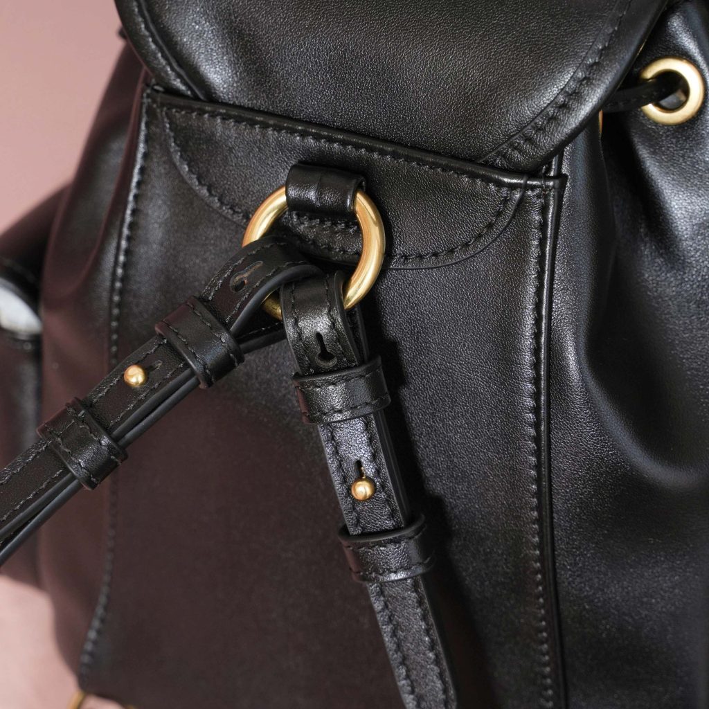 Miu Miu バッグ レザー ミニバックパック 黒 コンパクト 軽量 水加工 - 画像 4