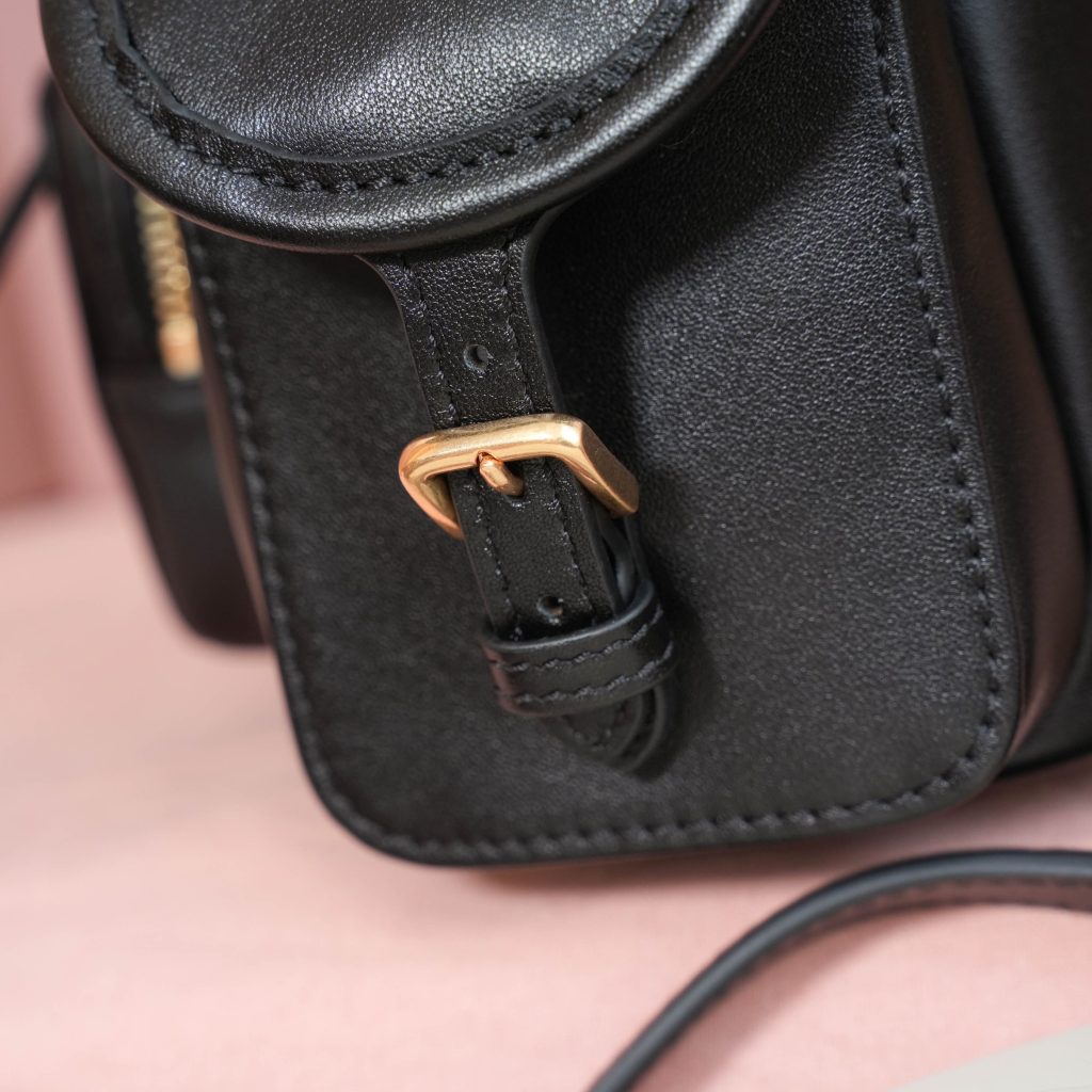 Miu Miu バッグ レザー ミニバックパック 黒 コンパクト 軽量 水加工 - 画像 5