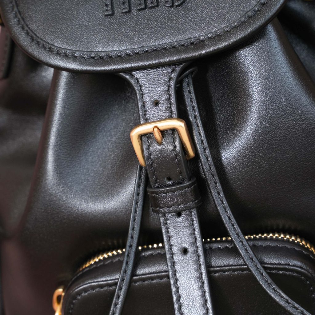Miu Miu バッグ レザー ミニバックパック 黒 コンパクト 軽量 水加工 - 画像 6