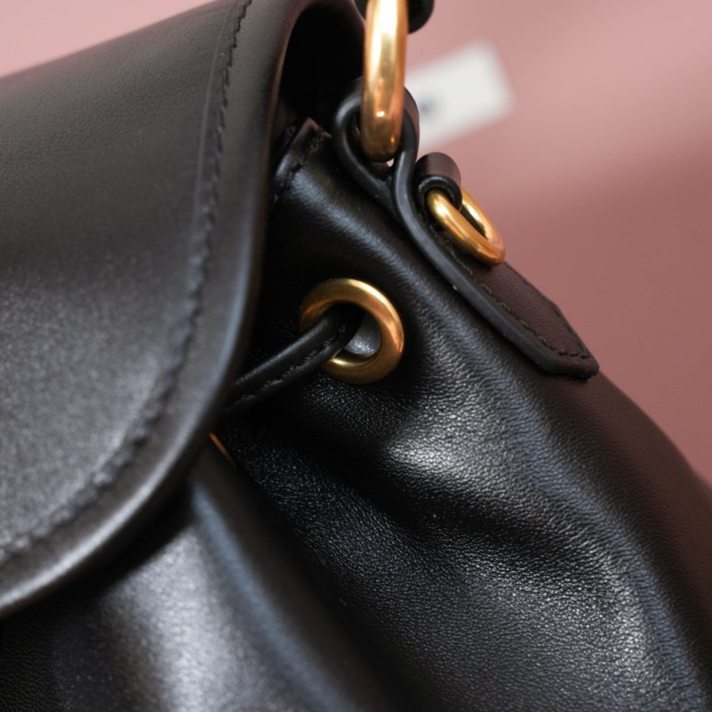 Miu Miu バッグ レザー ミニバックパック 黒 コンパクト 軽量 水加工 - 画像 7
