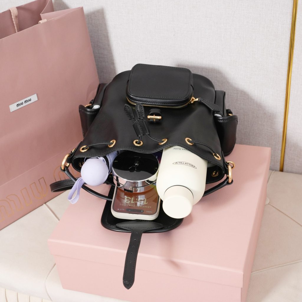 Miu Miu バッグ レザー ミニバックパック 黒 コンパクト 軽量 水加工 - 画像 8