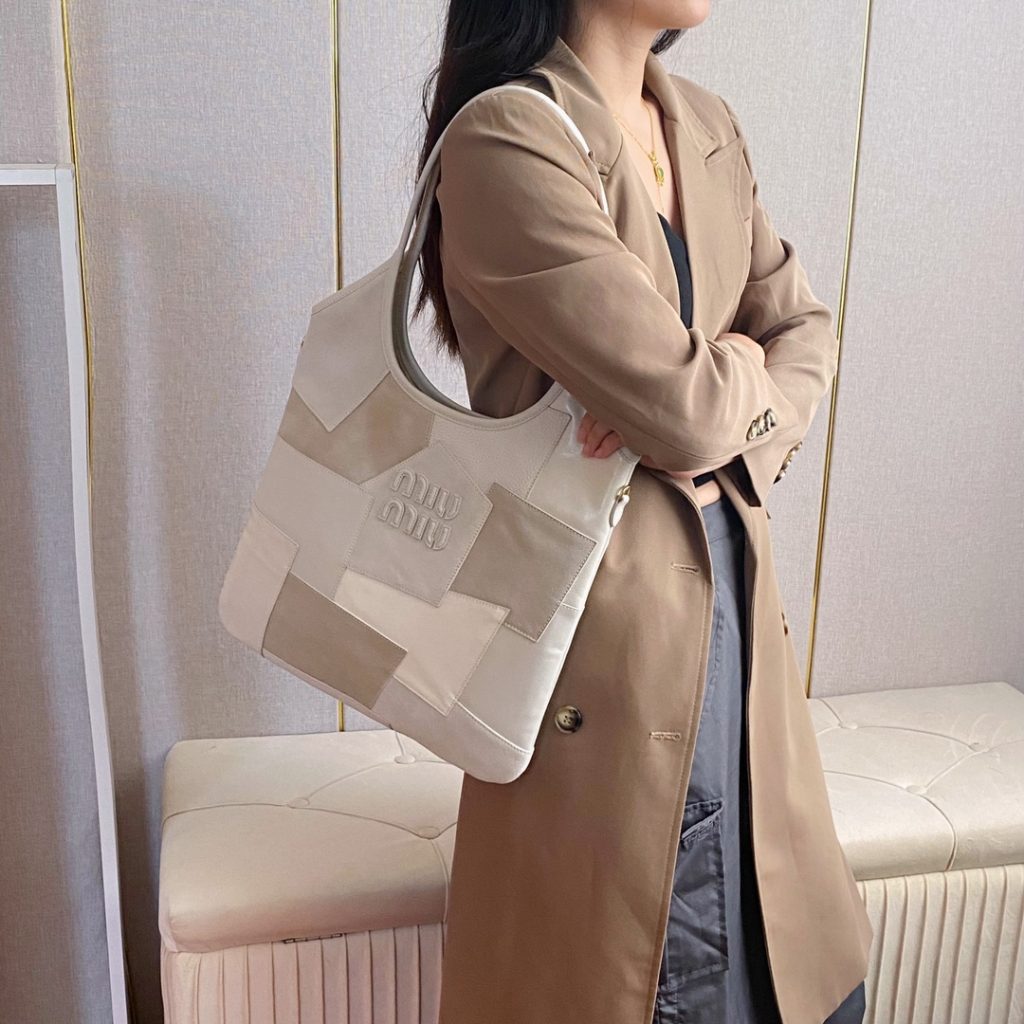 Miu Miu レディーストートバッグ パッチワークデザイン オフホワイト - 画像 2