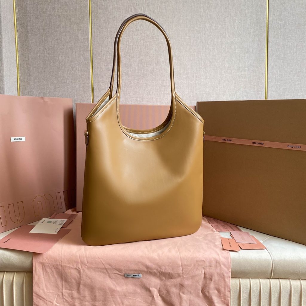Miu Miu レディーストートバッグ | コンパクト | ベージュ - 画像 2