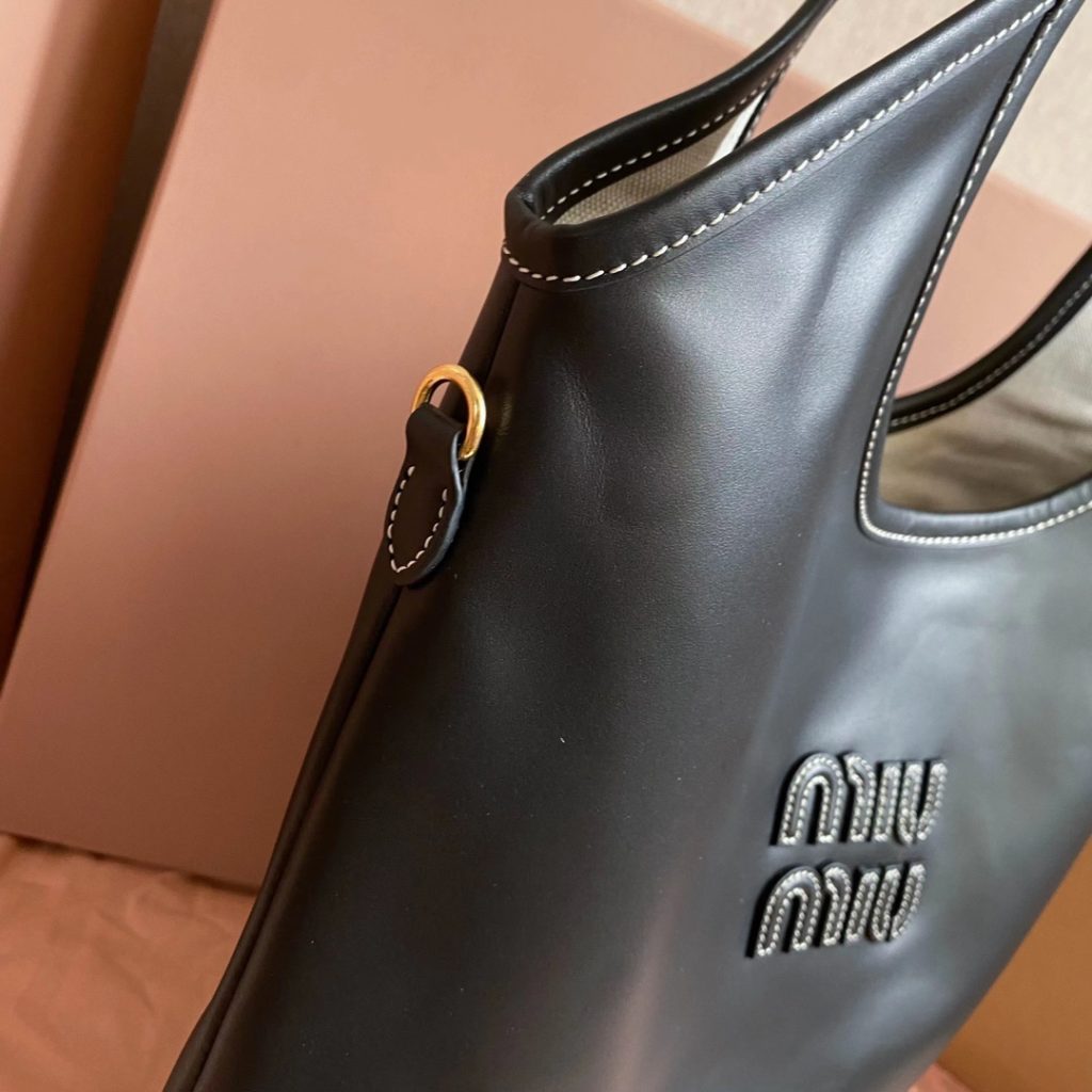 miu miu ハンドバッグ ミニ ブラック|コンパクト 収納力 - 画像 6