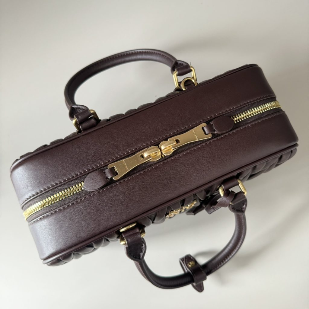 Miu Miu ミュウミュウ ショルダーバッグ 軽量 ブラウン - 画像 7