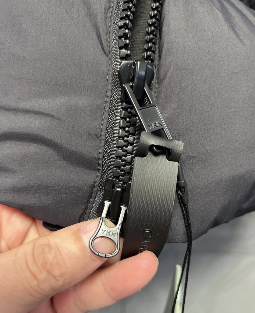 CANADA GOOSE ダウンジャケット Expeditionモデル 防寒性能高 保温力抜群 ブラック/レザー調 - 画像 4