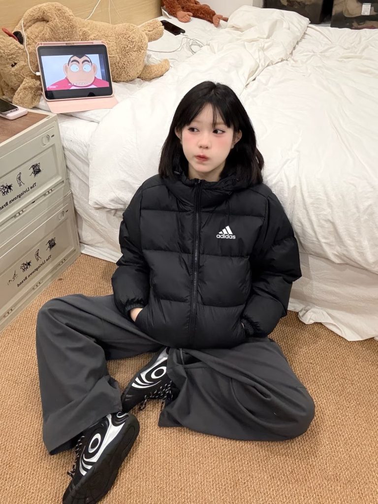 adidas ダウンジャケット ミニ丈 通勤カジュアル フード付き ブラック - 画像 5