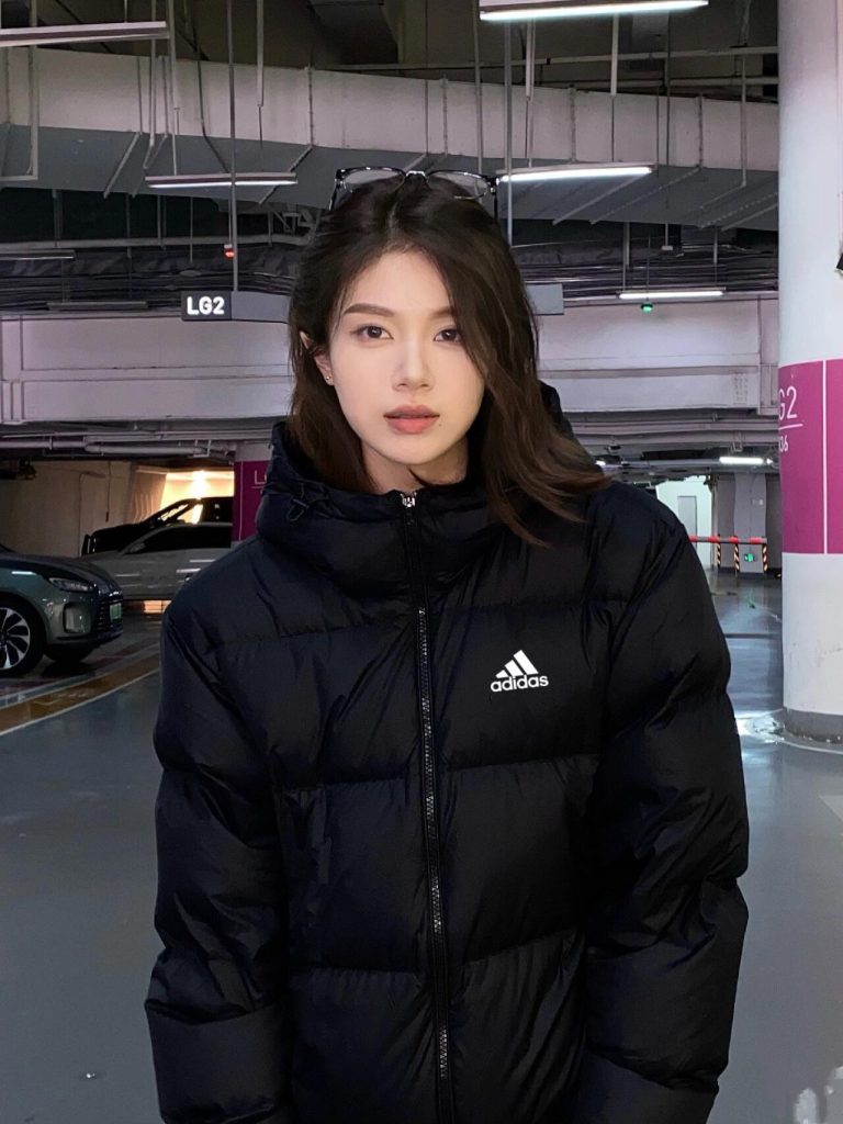 adidas ダウンジャケット ミニ丈 通勤カジュアル フード付き ブラック - 画像 8