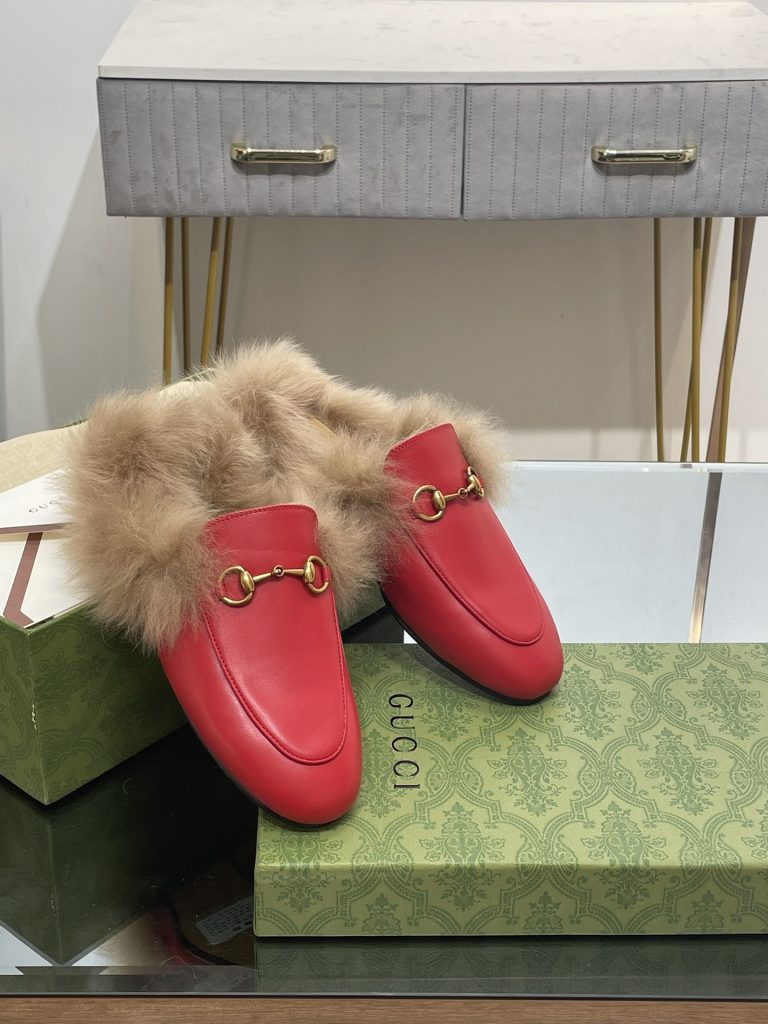 GUCCI グッチ フラットシューズ 本革 毛先 レッド｜雨の日に使いやすいシューズを写真で確認