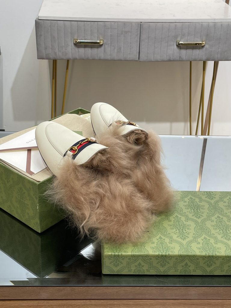 GUCCI グッチ フラットシューズ 本革 軽量 ファー付き ブラック - 画像 4