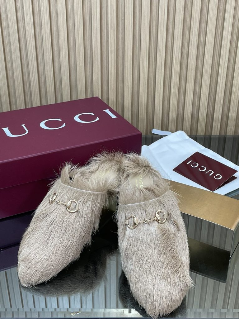 GUCCI グッチ ファー フラットシューズ ブラック - 画像 2
