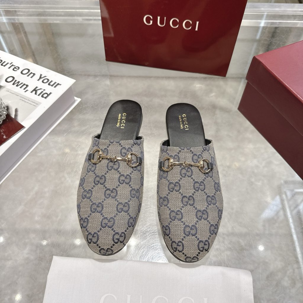 GUCCI フラットシューズを通勤や週末に使うなら、写真で見る色とソールの印象