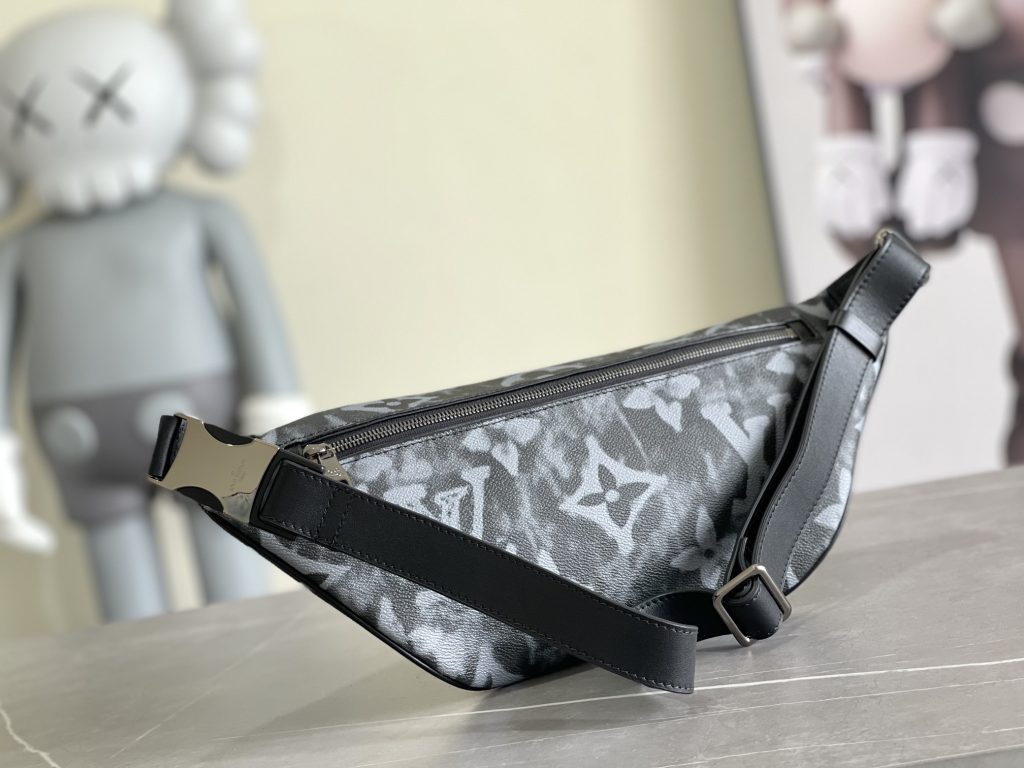 ルイヴィトン　LOUIS VUITTON　メンズ　 ボディバッグ　 ショルダーバッグ　ウエストバッグ　ポシェット　クロスボディバッグ　バック　モノグラム - 画像 2