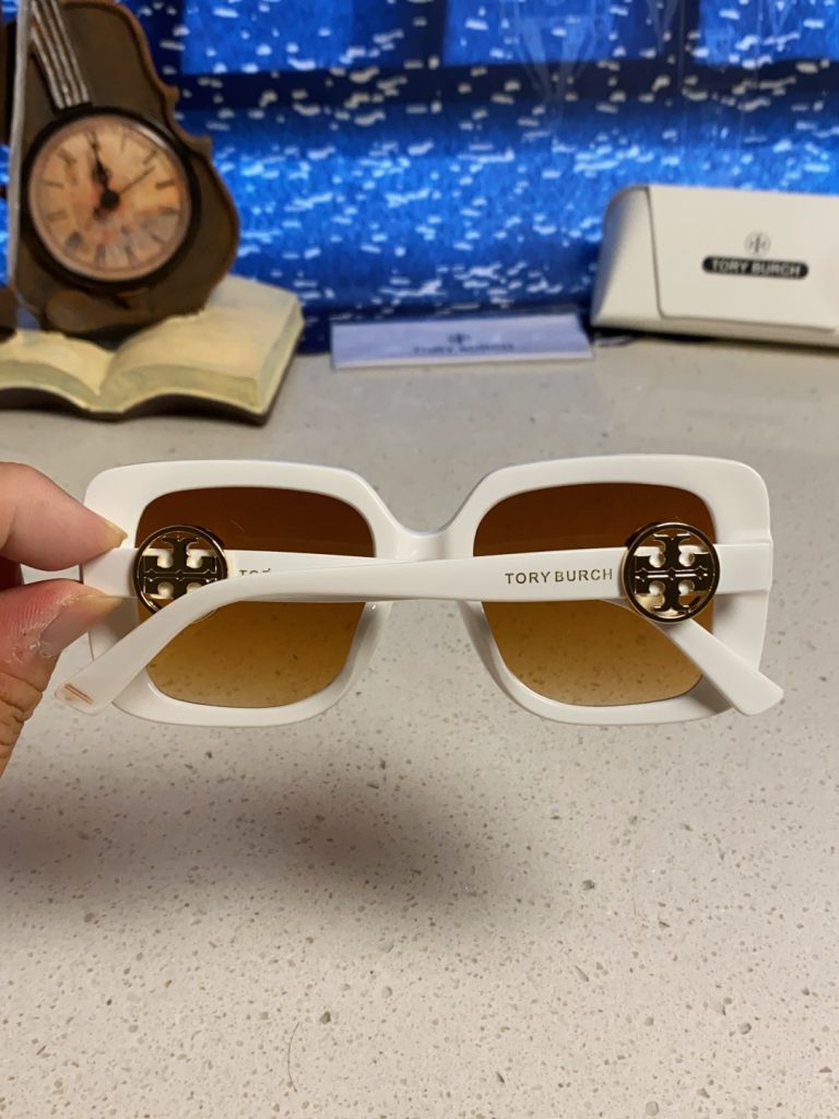 TORY BURCH トーリーバーチ サングラス フレーム：白 レディース 2025年新作 大きなスクエア型 インスタ風 モデル ウェア ブランド 5色展開 - 画像 8