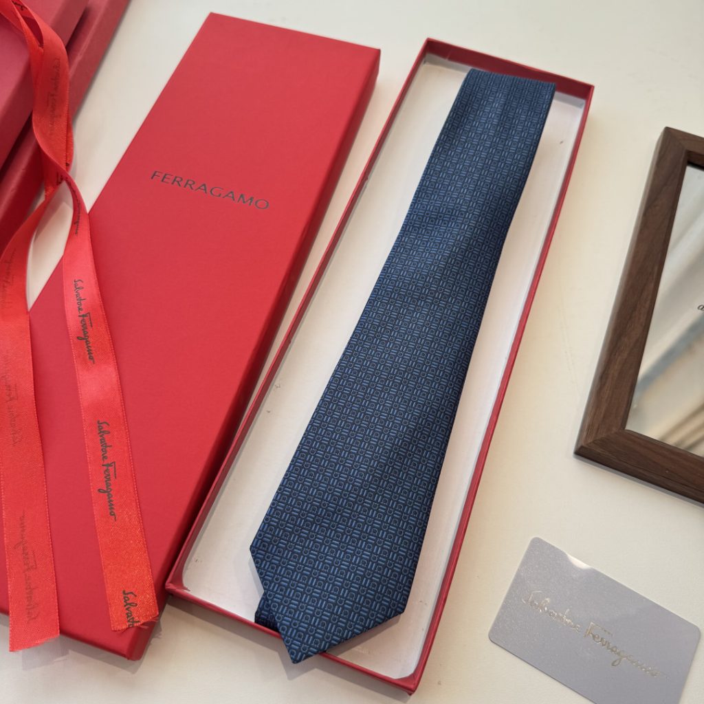 FERRAGAMO風 ネクタイ 結婚式 ホスト 衣装 高級シルク調 光沢 ネイビー - 画像 2