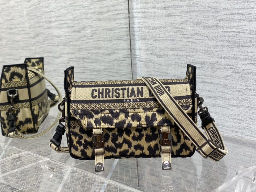 クリスチャン・ディオール　Christian Dior　Diorcamp　キャンプバッグ　ショルダーバッグ　ヒョウ柄　エンブロイダリー　バッグ　レディース