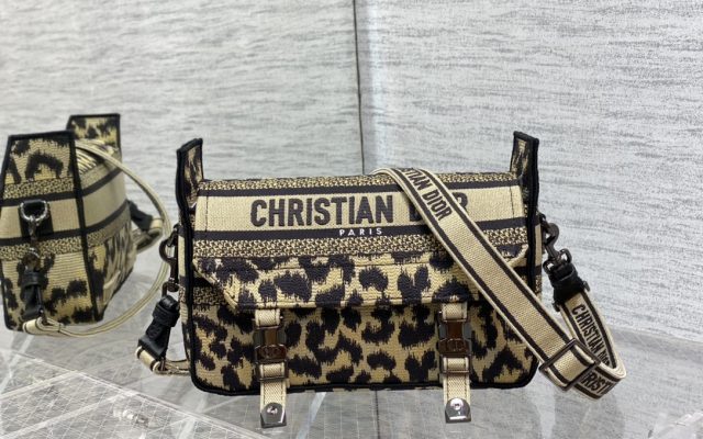 クリスチャン・ディオール　Christian Dior　Diorcamp　キャンプバッグ　ショルダーバッグ　ヒョウ柄　エンブロイダリー　バッグ　レディース