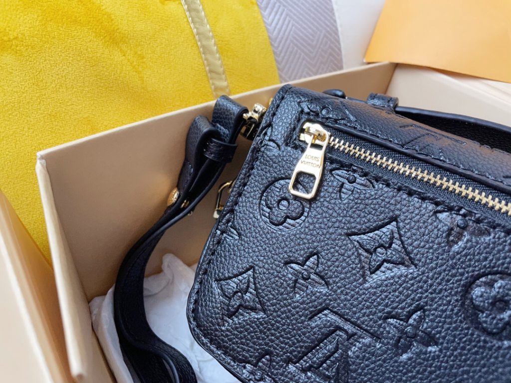 LOUIS VUITTON ルイヴィトンレディースバッグ 可愛いクラッチバッグ｜旅行の日に写真で選び方を確認 - 商品画像 1