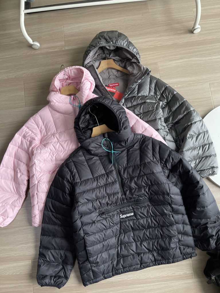 SUPREME スュプレム クオントン ダウンジャケット ブラック ファッション｜通勤の日に使いやすさを写真で整理