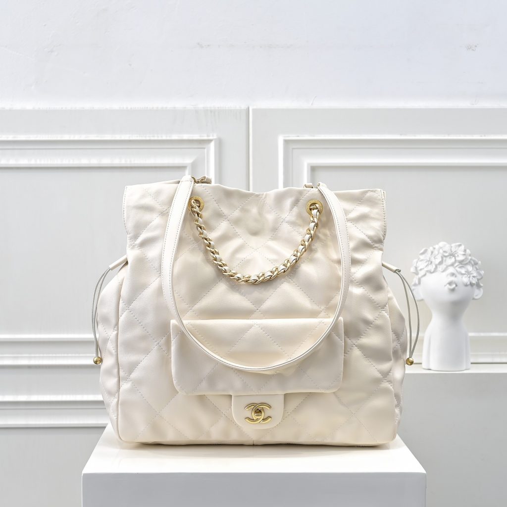 お洒落で収納もしっかり♪　CHANEL　シャネル　ショピングバッグ　ココマーク　トート　レディースバッグ　ブラック/ホワイト　肩掛けバッグ - 画像 2