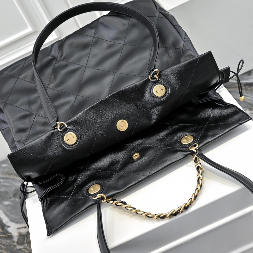 お洒落で収納もしっかり♪　CHANEL　シャネル　ショピングバッグ　ココマーク　トート　レディースバッグ　ブラック/ホワイト　肩掛けバッグ - 画像 6