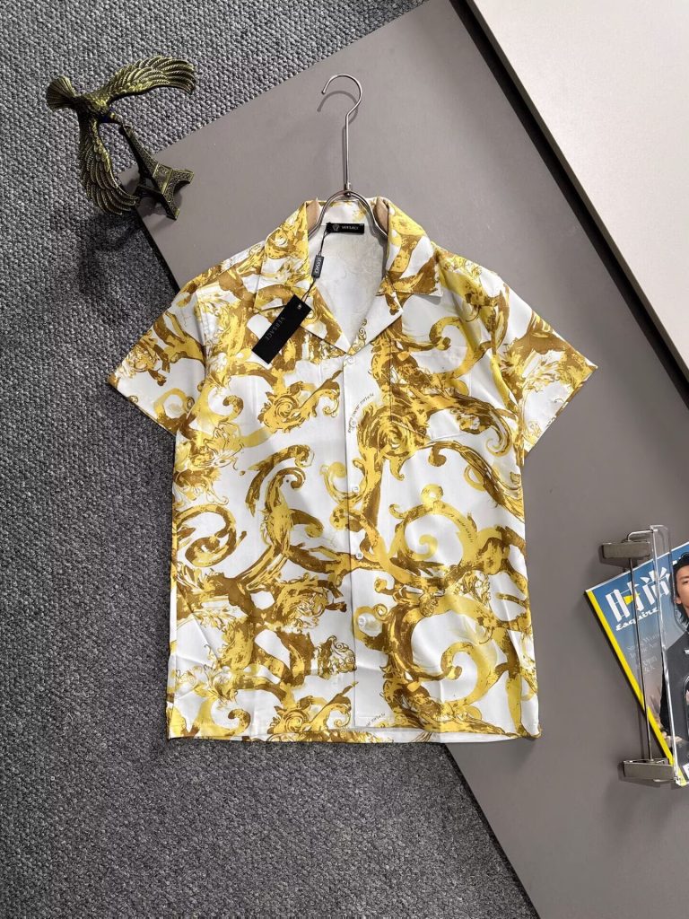 ヴェルサーチ　Versace　セットアップ　メンズセット　半袖Ｔシャツと半ズボン/ショートパンツ　ポロシャツ - 画像 2