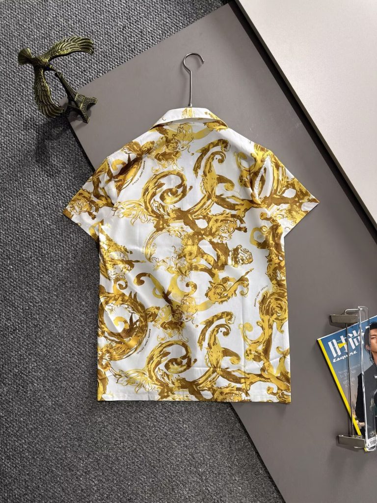 ヴェルサーチ　Versace　セットアップ　メンズセット　半袖Ｔシャツと半ズボン/ショートパンツ　ポロシャツ - 画像 3