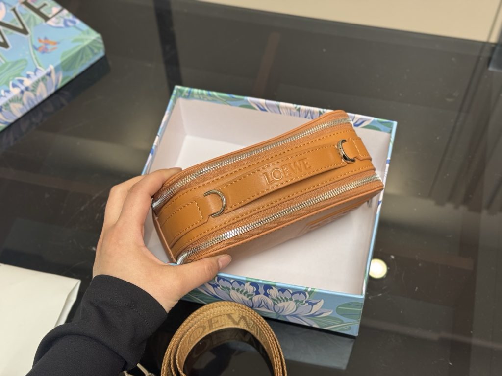LOEWE ロエベ ミニ カメラ クロスボディ ショルダーバッグ MINI CAMERA CROSSBODY レディース メンズ カバン 3色 - 画像 7