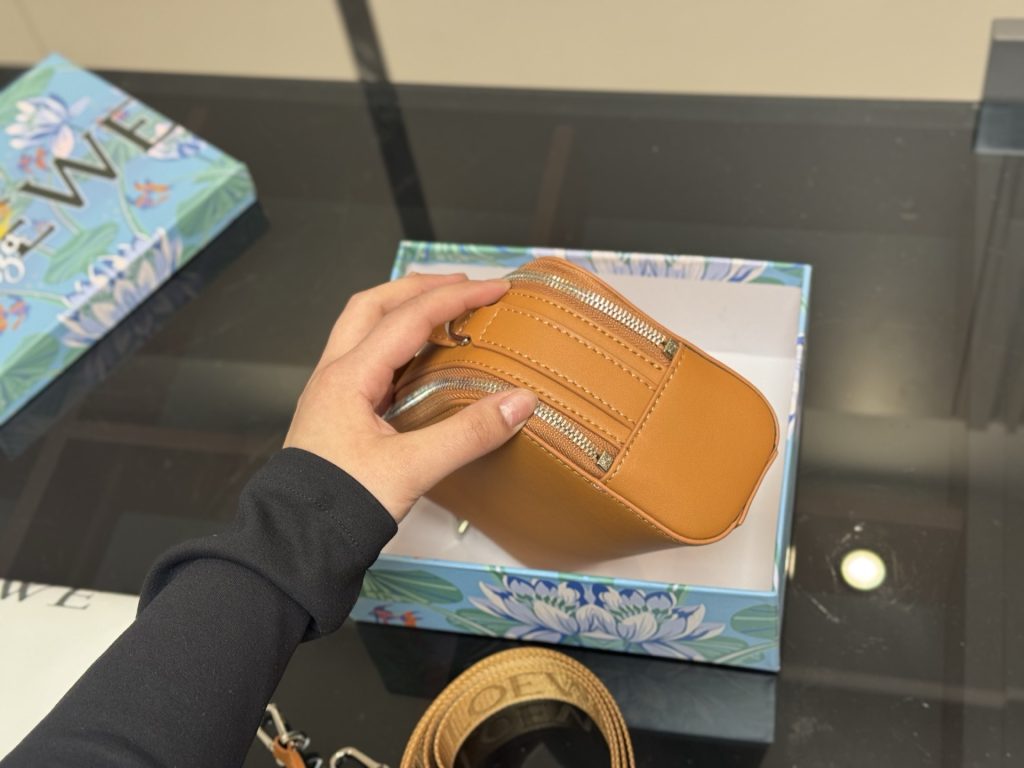 LOEWE ロエベ ミニ カメラ クロスボディ ショルダーバッグ MINI CAMERA CROSSBODY レディース メンズ カバン 3色 - 画像 8