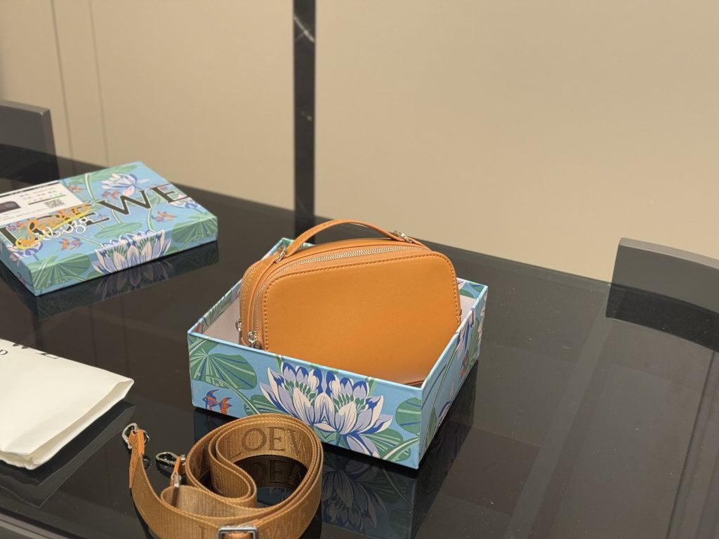 LOEWE ロエベ ミニ カメラ クロスボディ ショルダーバッグ MINI CAMERA CROSSBODY レディース メンズ カバン 3色 - 画像 5