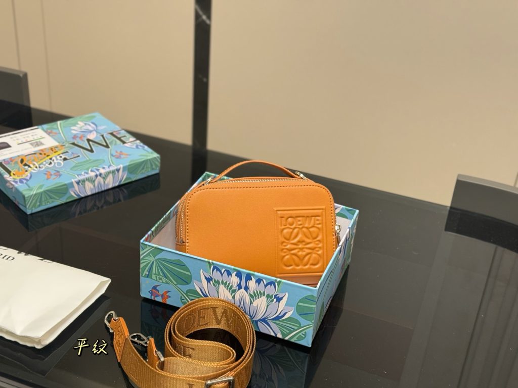LOEWE ロエベ ミニ カメラ クロスボディ ショルダーバッグ MINI CAMERA CROSSBODY レディース メンズ カバン 3色 - 画像 4