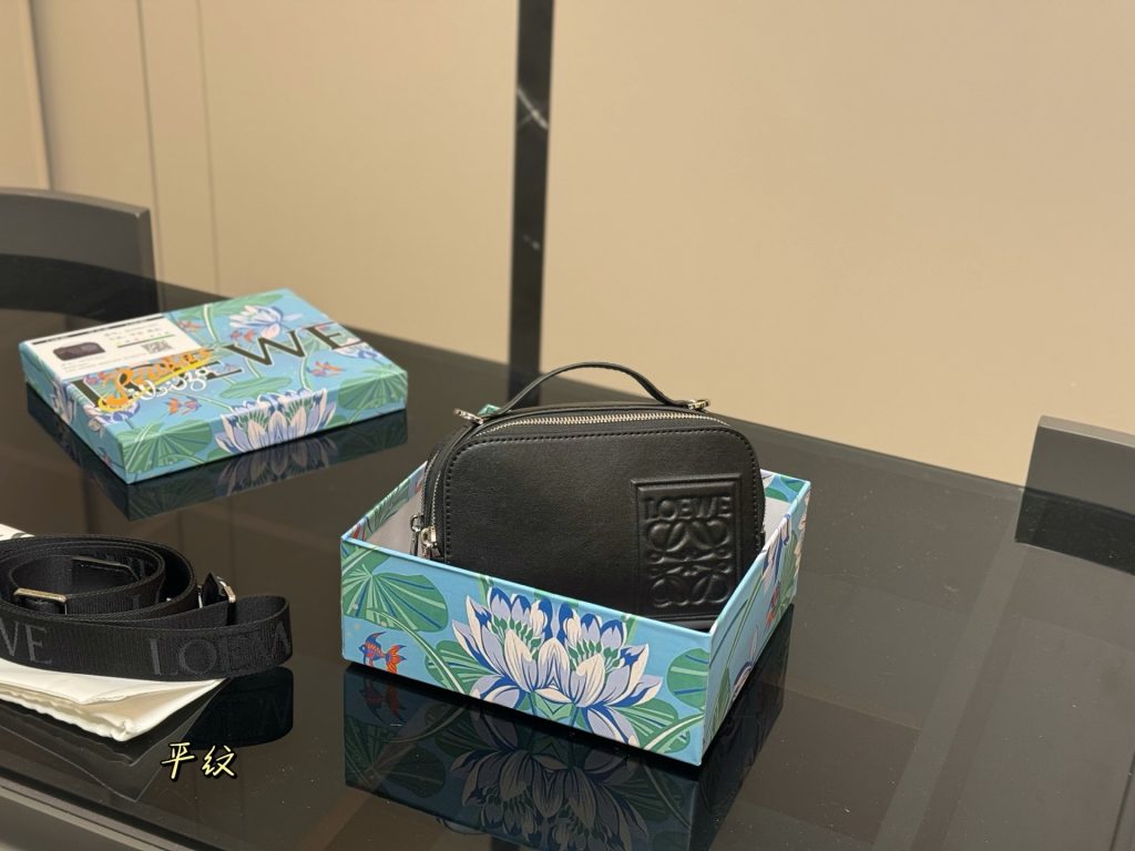 LOEWE ロエベ ミニ カメラ クロスボディ ショルダーバッグ MINI CAMERA CROSSBODY レディース メンズ カバン 3色 - 画像 2
