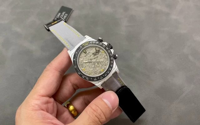 通勤で使いやすいブランドアイテムの腕時計を写真で確認