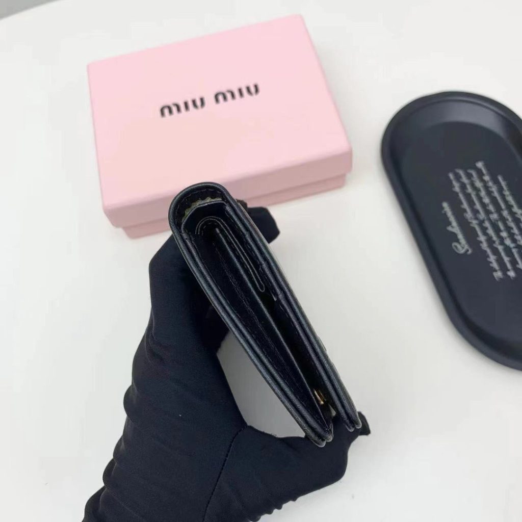 Miu Miu ミュウミュウ 二つ折り財布 高級感 コンパクト 黒 棕 藍 - 画像 6