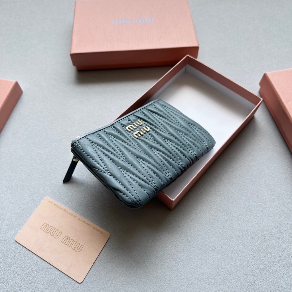 Miu Miu ミュウミュ コインケース 本革仕様 ファスナー付き 全4色展開 - 画像 4