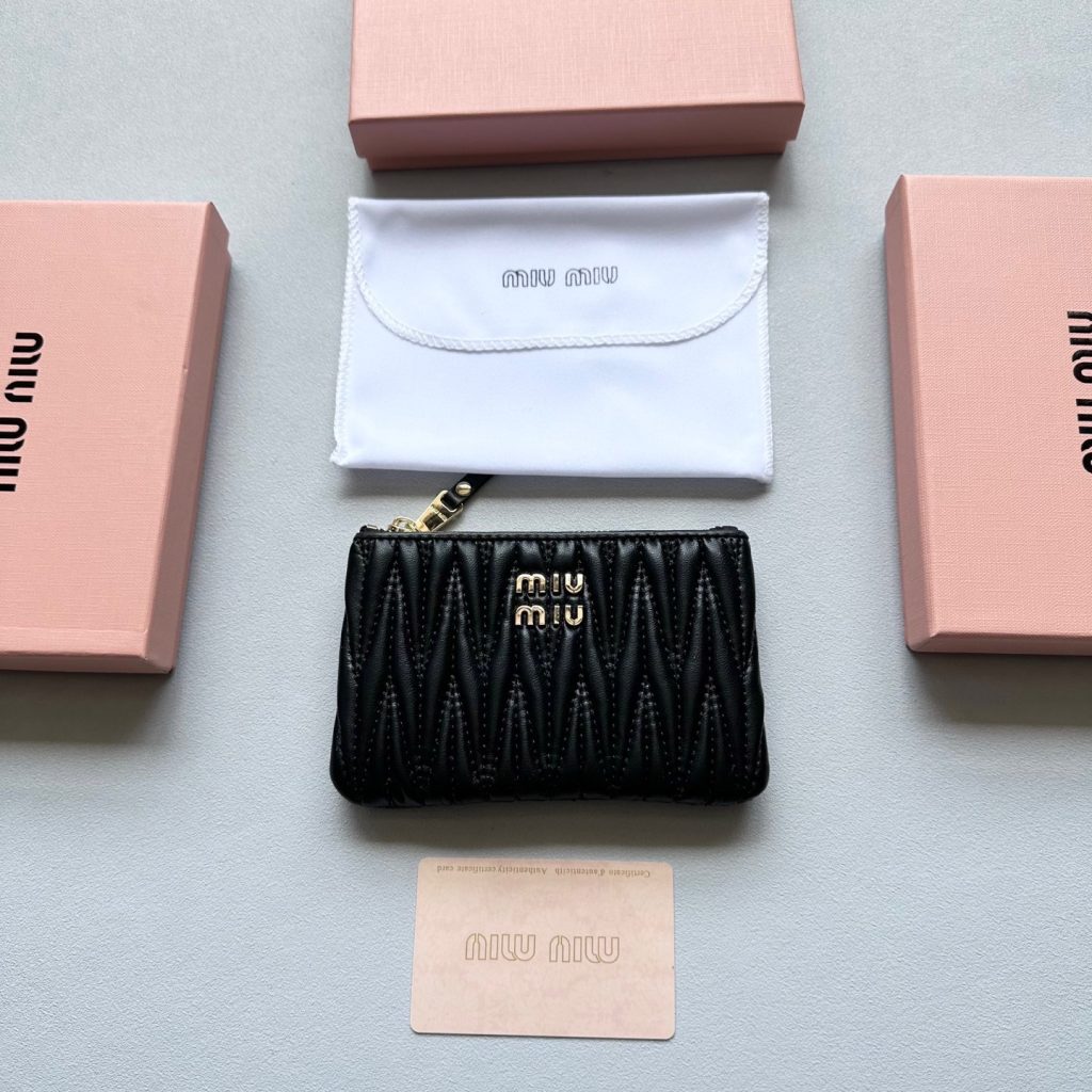 Miu Miu ミュウミュ コインケース 本革仕様 ファスナー付き 全4色展開 - 画像 7