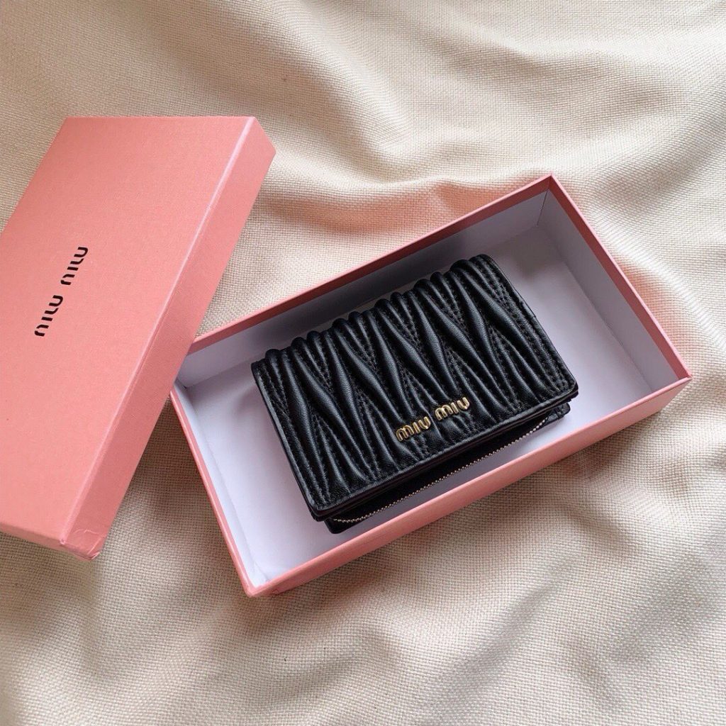 Miu Miu ミュウミュウ 折り財布 長財布 コンパクト 2つ折り ファスナー 黒 - 画像 2